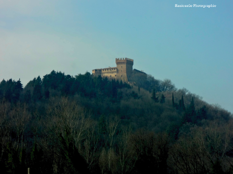 Castello di Gradara, dall'autostrada