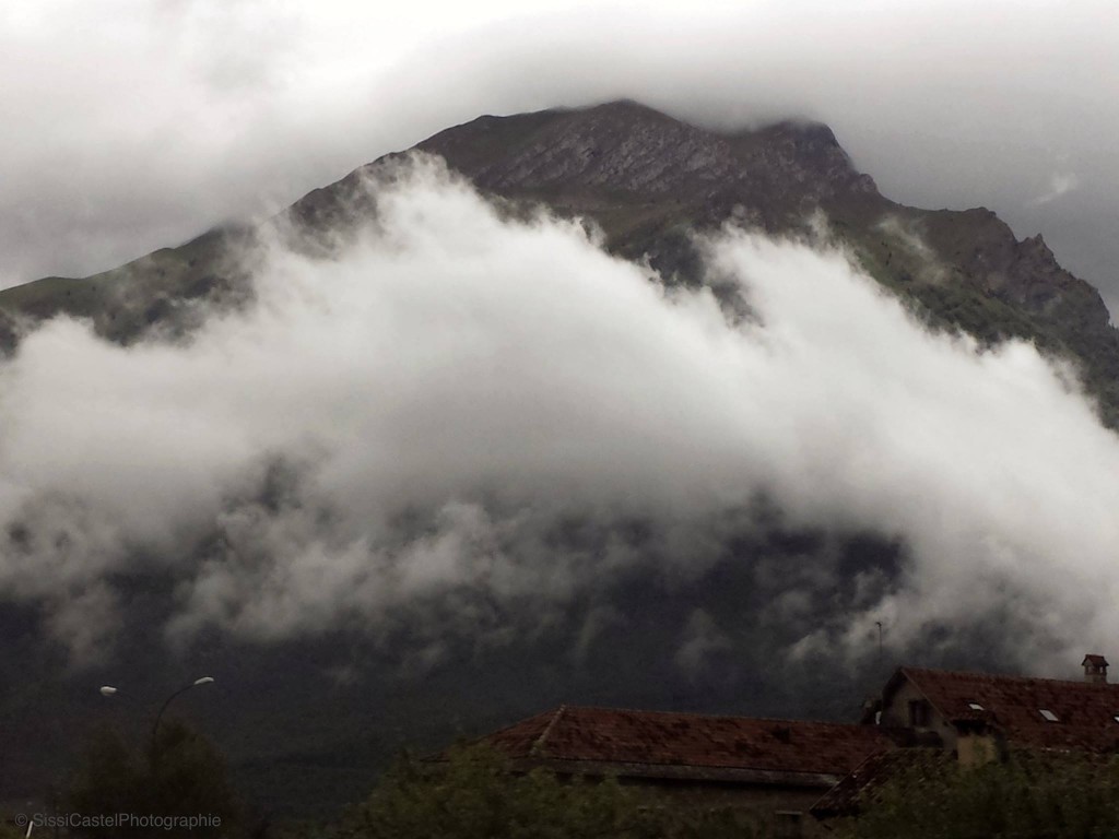 La nube che inghiottiva la montagna